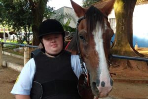 Quando sobe no cavalo, Caio supera obstáculos, inclusive aqueles impostos pela síndrome de Down