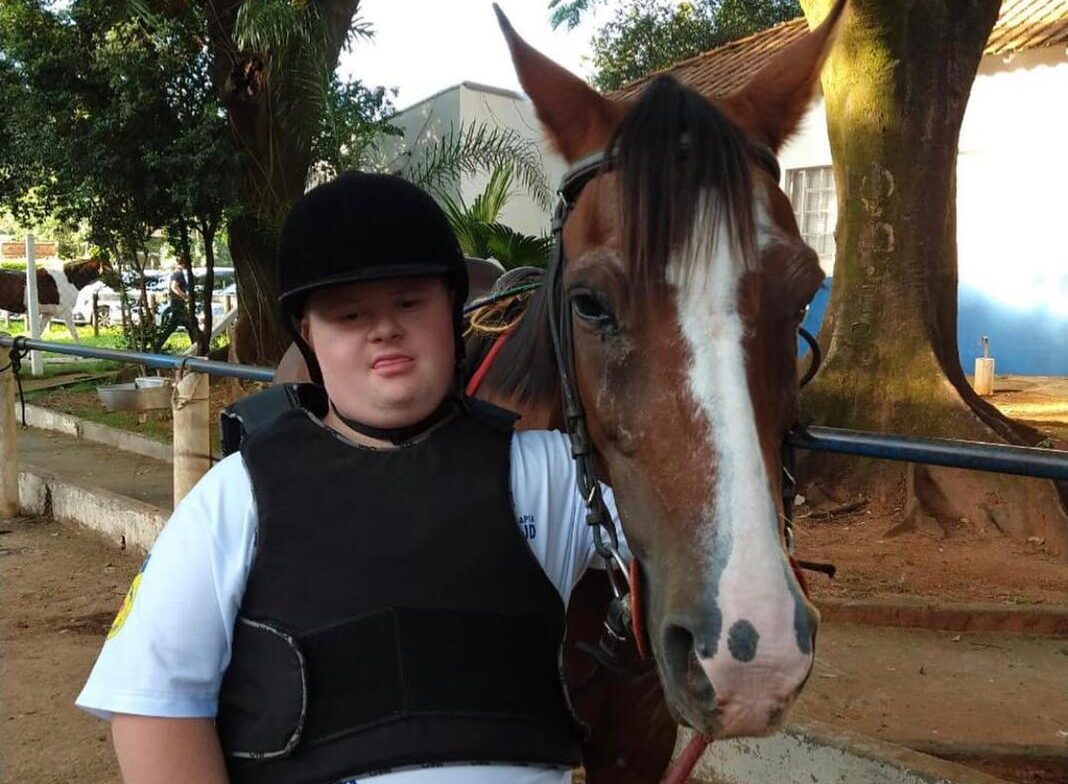 Quando sobe no cavalo, Caio supera obstáculos, inclusive aqueles impostos pela síndrome de Down