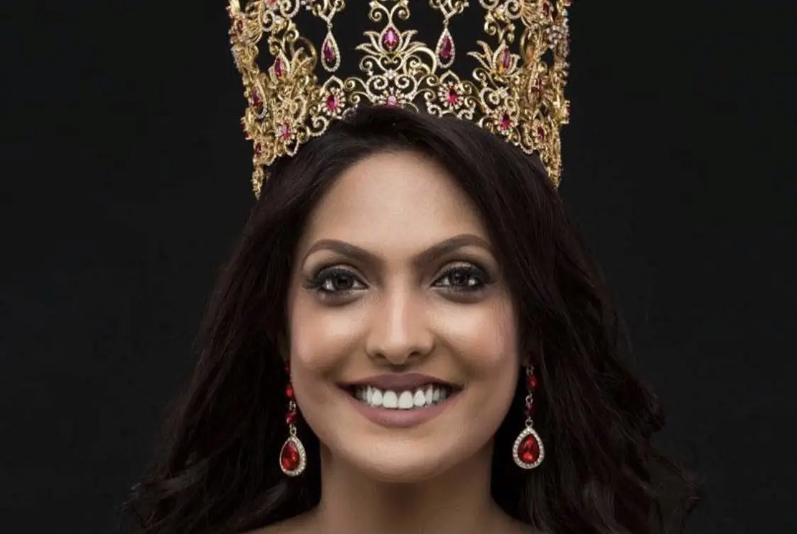 A Mrs. Mundo, Caroline Jurie, 28, desistiu de seu título nesta sexta-feira (9) após se envolver em uma polêmica durante a coroação da Mrs. Sri Lanka, no domingo (4). Ela chegou a ser detida por agressão a sua sucessora, mas foi liberada ao pagar fiança.