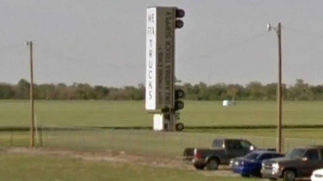 Caminhão 'de cabeça para baixo' chama atenção no Google Maps