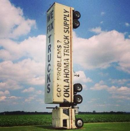 Caminhão 'de cabeça para baixo' em Oklahoma - Foto: Reprodução/Instagram