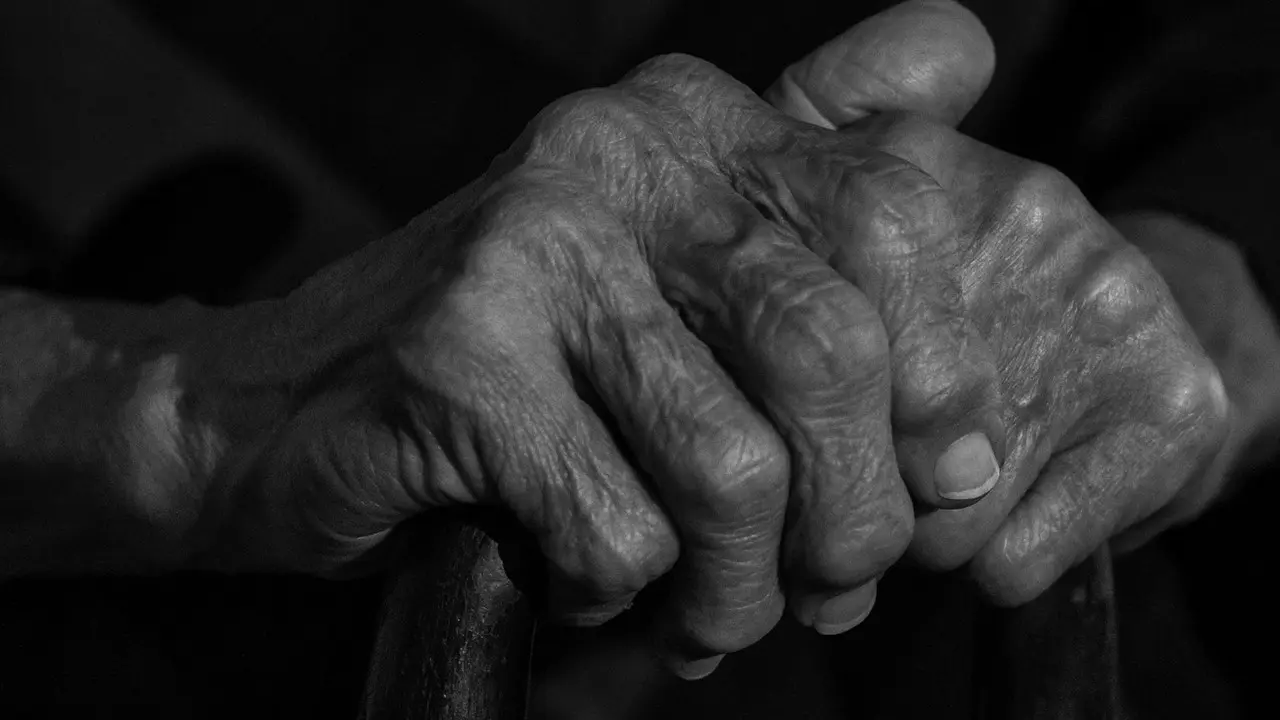 Idosa de 75 anos é resgatada de cárcere privado após 52 anos longe da família
