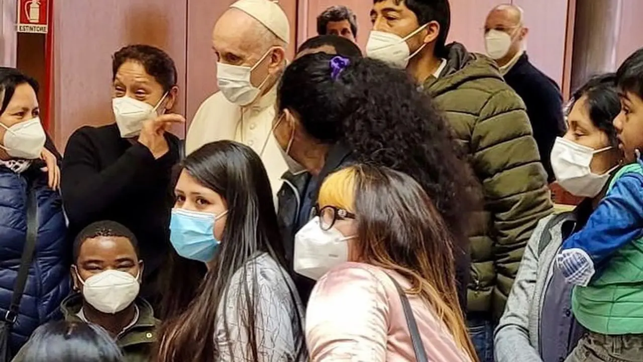 Papa Francisco faz visita surpresa a local de vacinação para sem-tetos