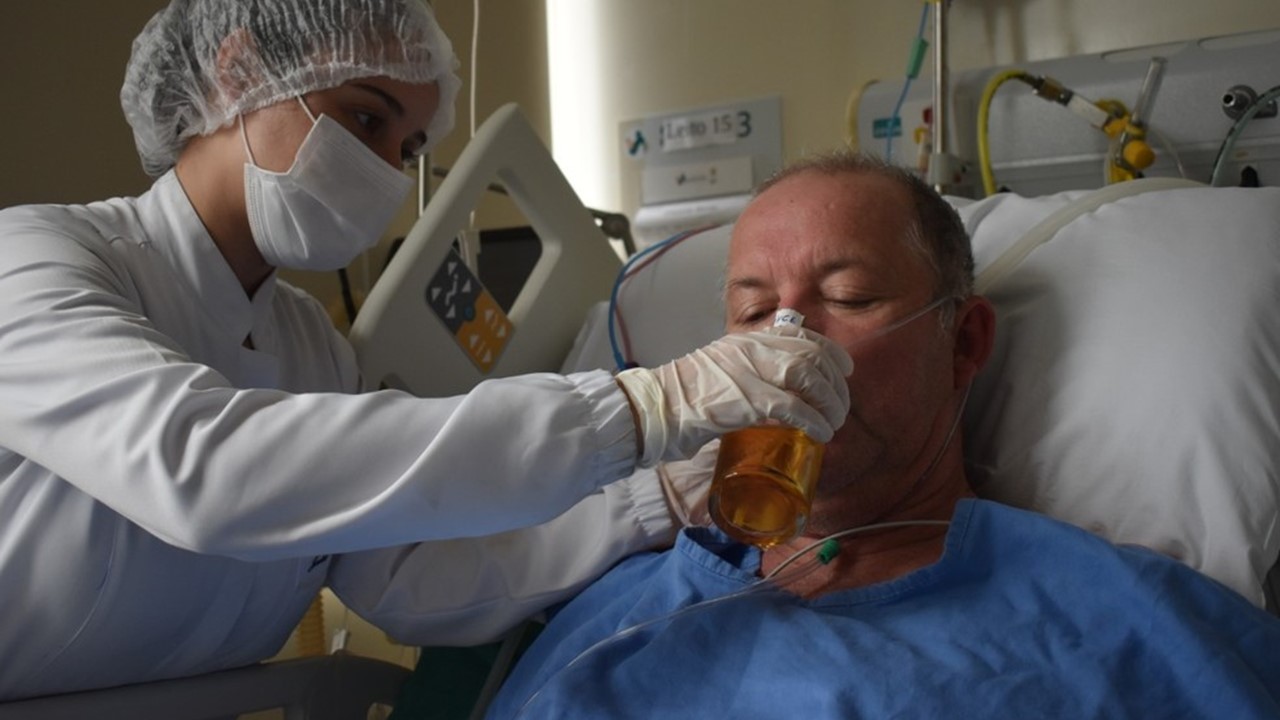 Recuperado da covid, paciente comemora com cerveja após 27 dias internado