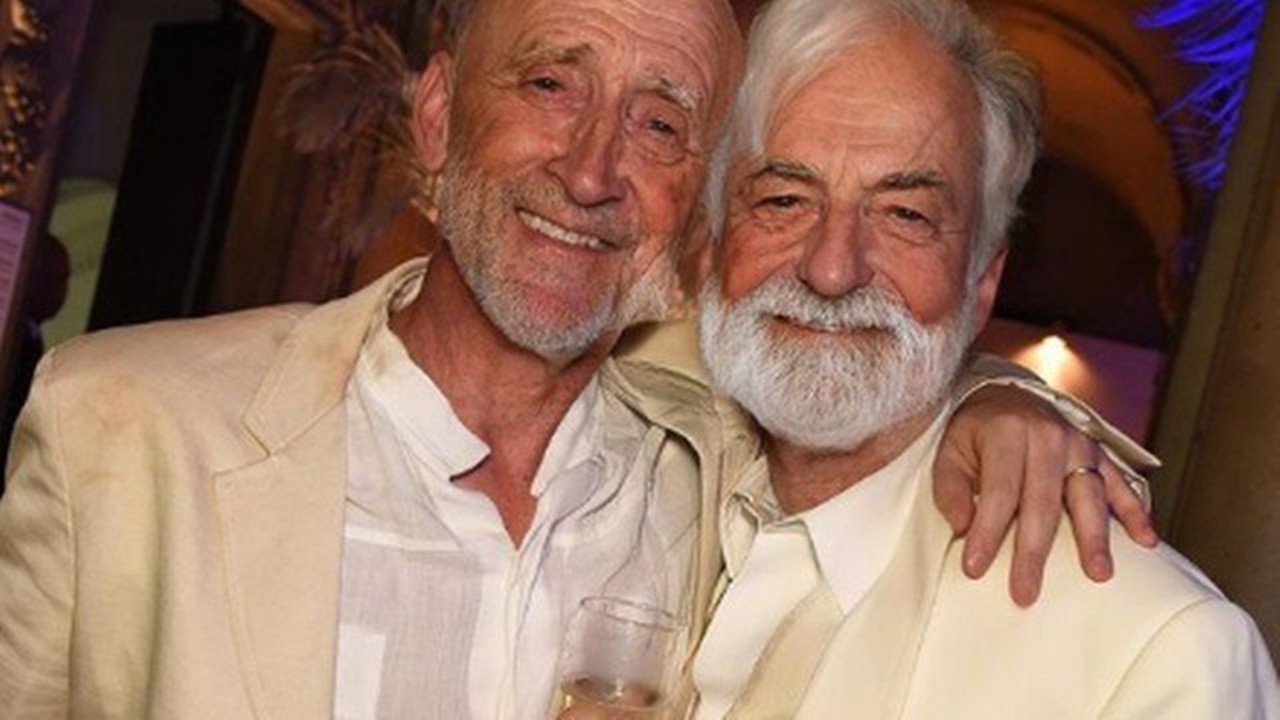 Thales Bretas postou foto dele com o marido, Paulo Gustavo, com efeito dos dois parecendo idosos