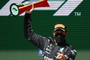 Lewis Hamilton anuncia que irá mudar de nome na próxima temporada da Fórmula 1