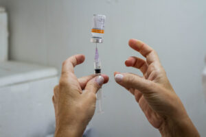 Vacinação também é eficaz contra ômicron, segundo Secretaria de Saúde