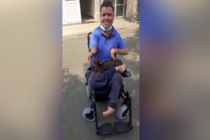 Edgarzinho do skate realiza sonho e compra cadeira de rodas motorizada após vaquinha