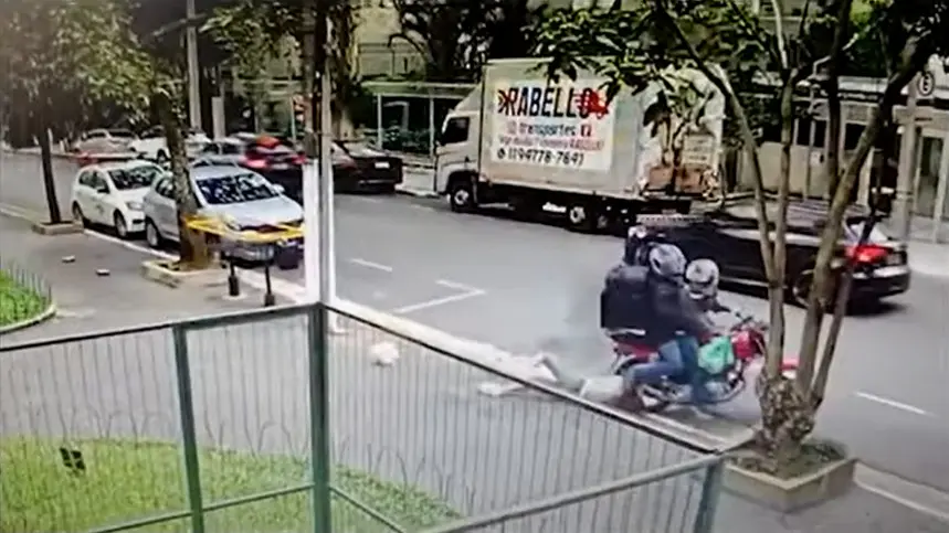 LADRÕES ARRASTAM MULHER