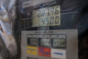Bombas de combustível em Limeira (SP). Na tarde desta terça-feira (26), o preço da gasolina passou dos R$ 6, sendo que o valor médio na cidade é R$ 6,39 por litro.