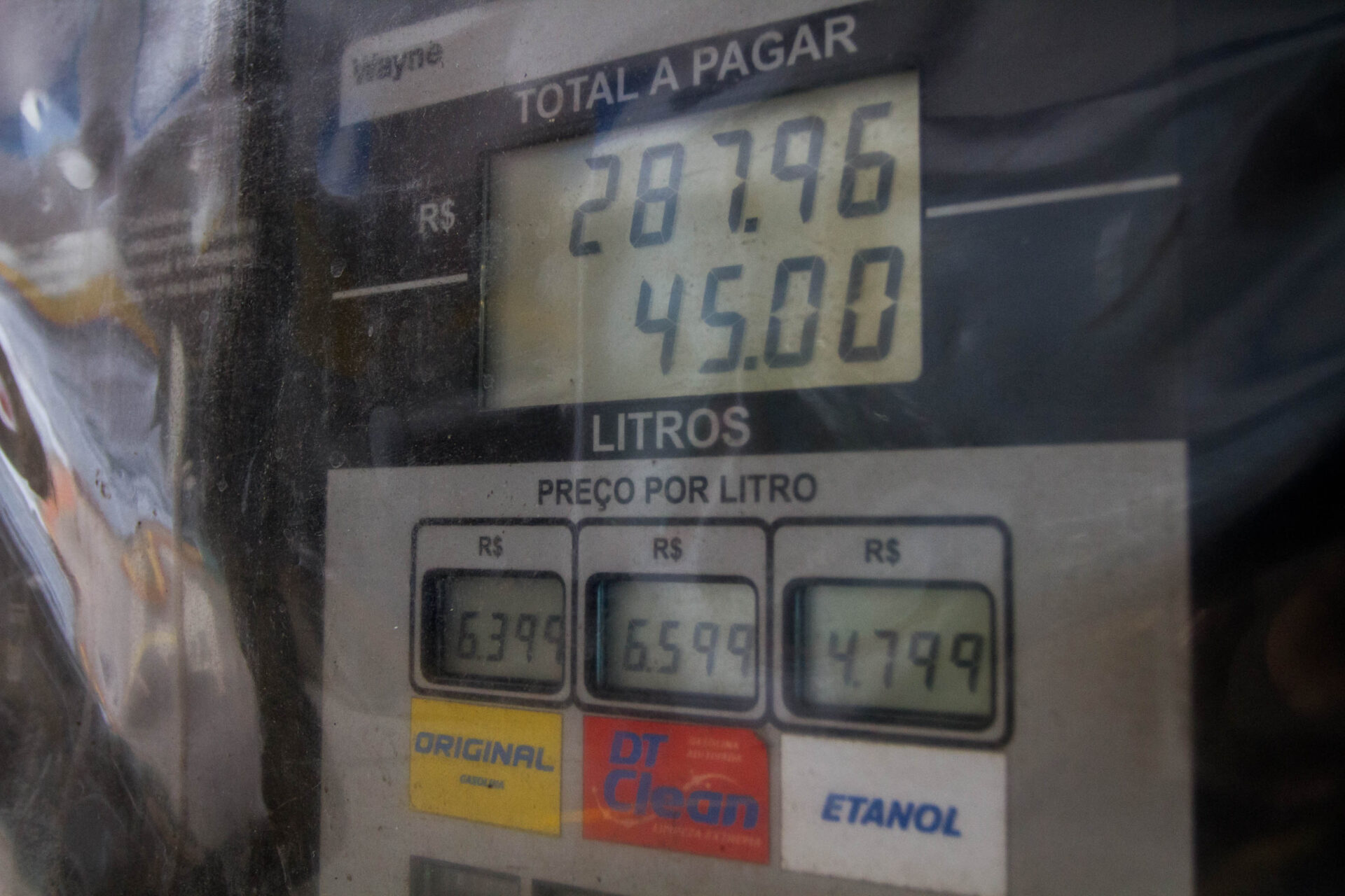 Bombas de combustível em Limeira (SP). Na tarde desta terça-feira (26), o preço da gasolina passou dos R$ 6, sendo que o valor médio na cidade é R$ 6,39 por litro.