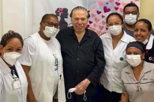 Silvio Santos toma 3ª dose da vacina contra covid