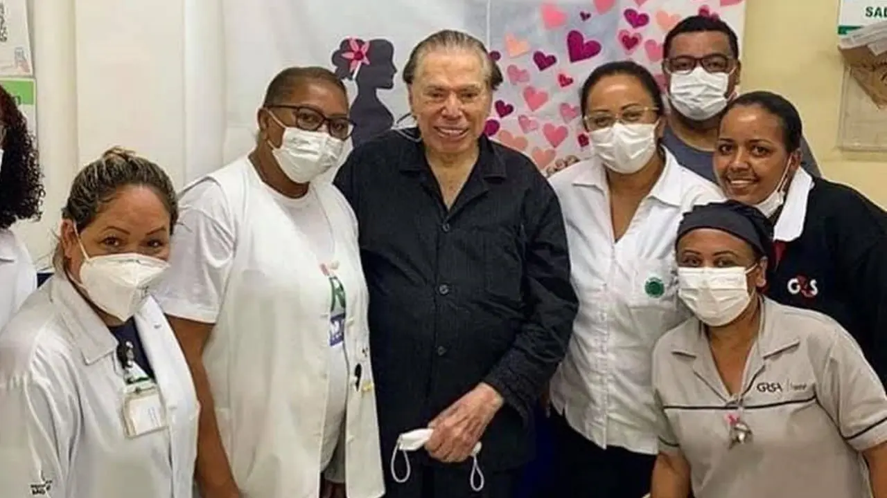 Silvio Santos toma 3ª dose da vacina contra covid