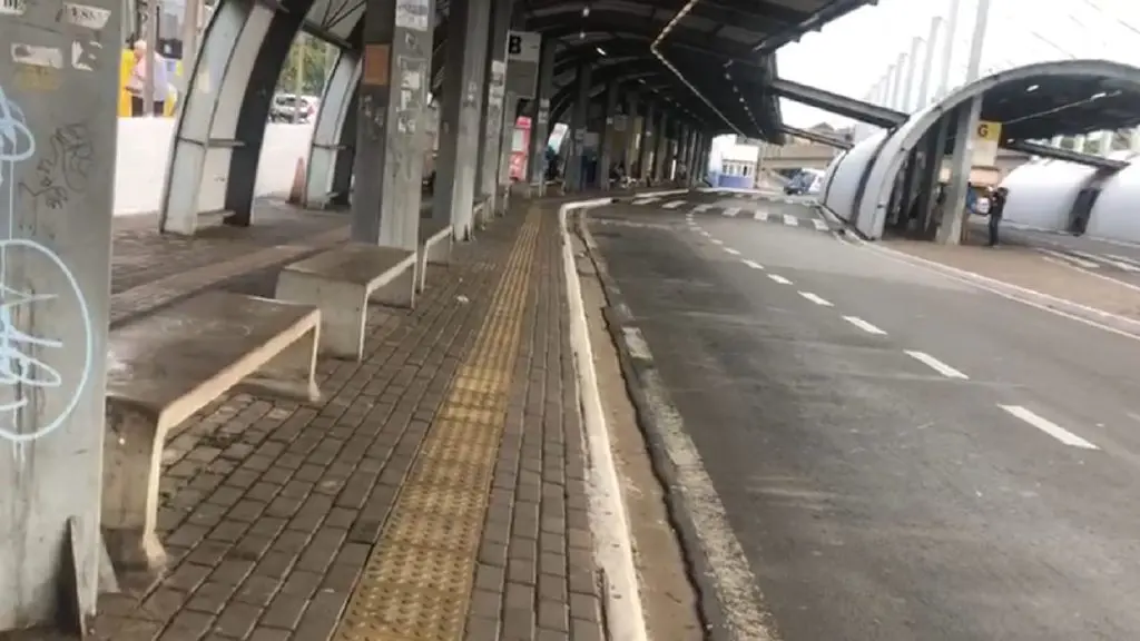 Homem é preso após chutar lixeiras e quebrar vidros do Terminal Central Urbano de Limeira