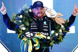 O companheiro de equipe de Lewis Hamilton ganhou a posição de Max Verstappen, da Red Bull, logo na largada e manteve a ponta até o fim