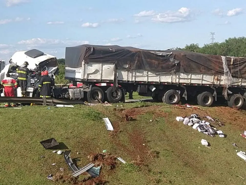 Homem de 29 anos morre após acidente de caminhão