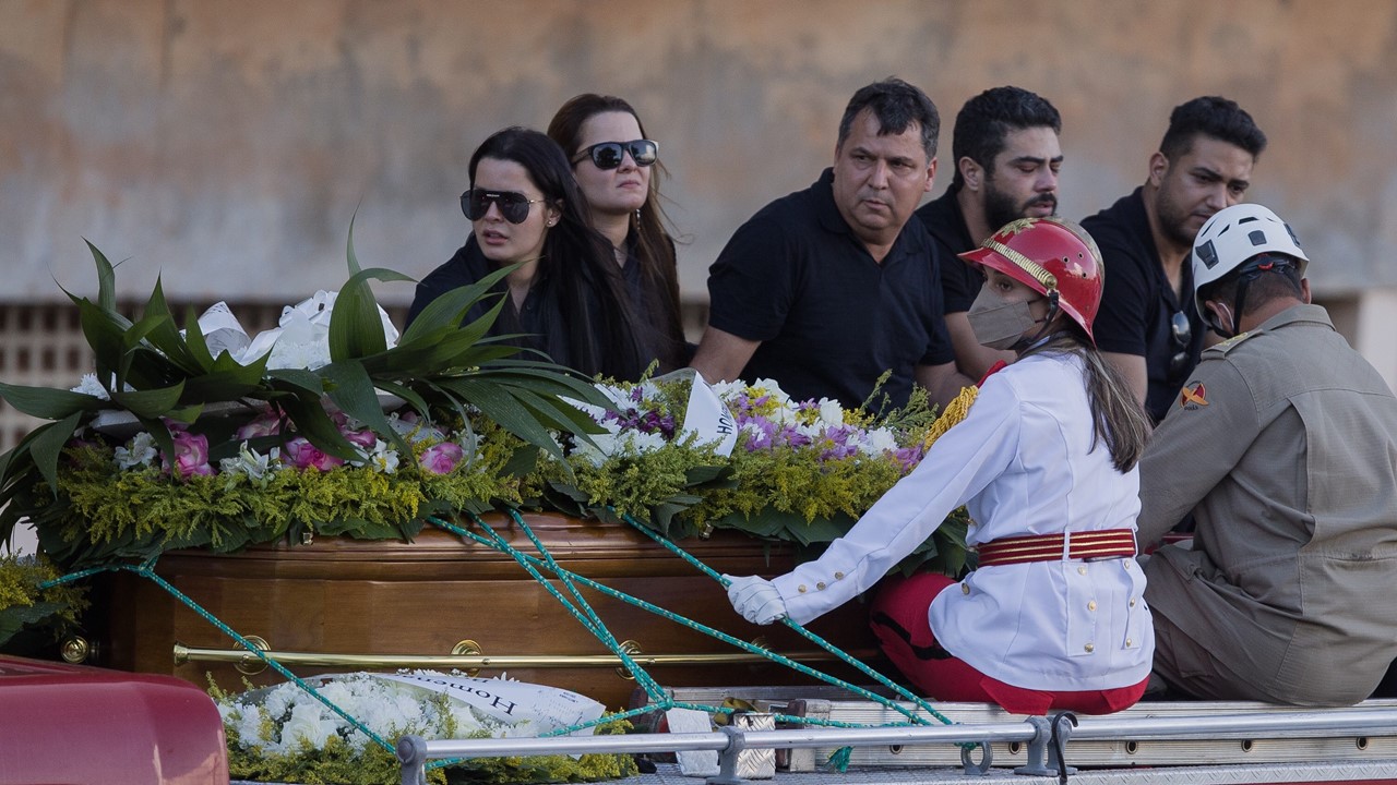 Marília Mendonça é enterrada
