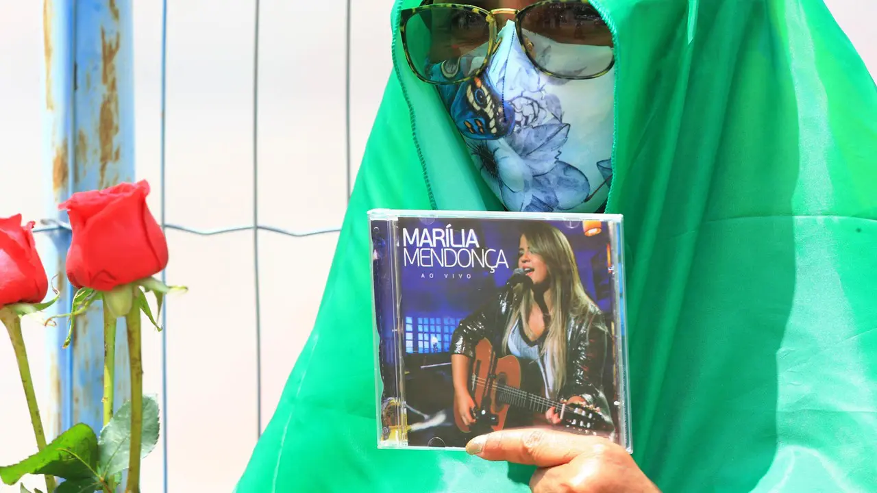 Marília Mendonça é enterrada