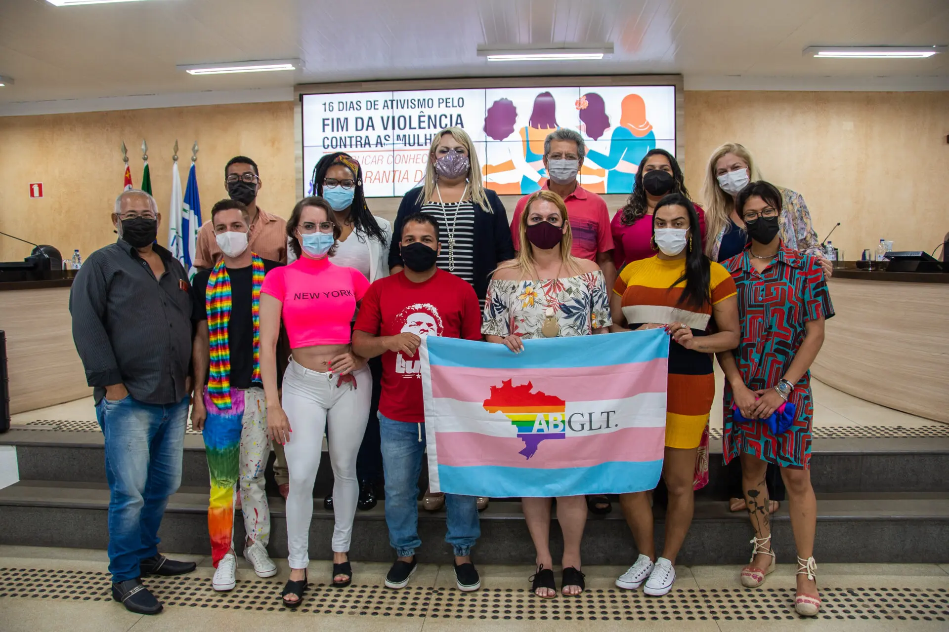Continuando a campanha 16 Dias de Ativismo pelo Fim da Violência Contra as Mulheres, a Câmara Municipal de Limeira realizou, nesta sexta-feira, 26 de novembro, um debate com o tema “As Violências Contra Mulheres LGBTQIA+: O que entendemos sobre a condição feminina?”