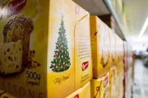 Panetones custam de R$5 a R$100 em mercados de Limeira; o tradicional ainda é preferência