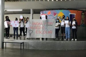 Alunos do Perches protestam contra professor acusado de assediar aluna em Limeira