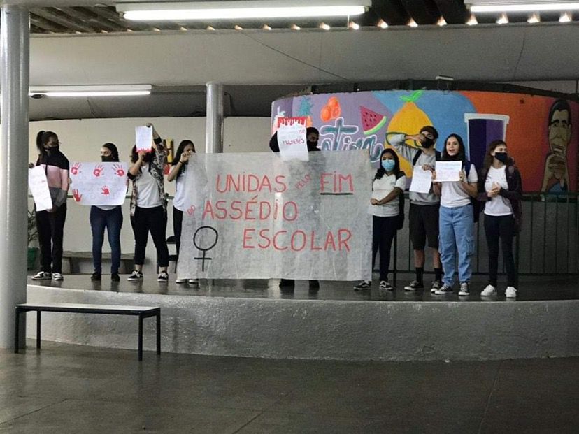 Alunos do Perches protestam contra professor acusado de assediar aluna em Limeira