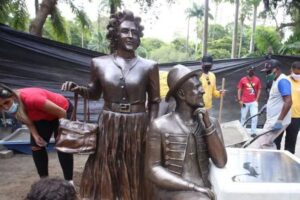 Estátuas de Paulo Gustavo e Dona Hermínia são inauguradas em Niterói, no Rio