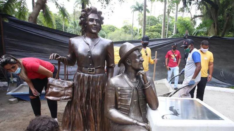 Estátuas de Paulo Gustavo e Dona Hermínia são inauguradas em Niterói, no Rio