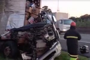 Motorista sai ileso após bater contra a traseira de uma carreta na Rodovia Anhanguera, em Limeira