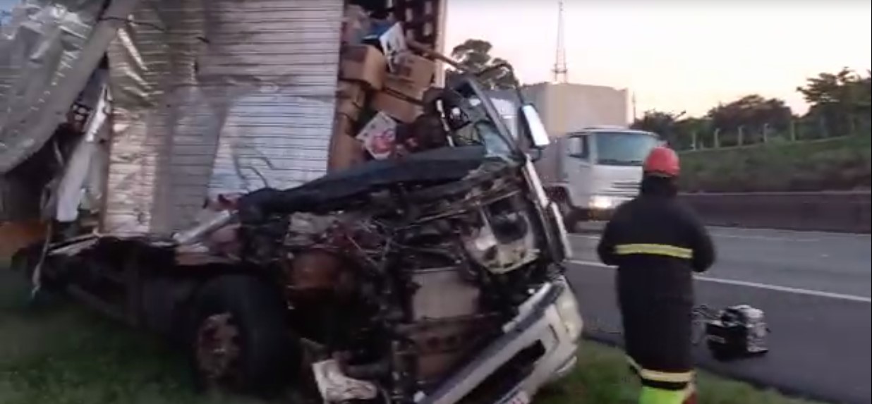 Motorista sai ileso após bater contra a traseira de uma carreta na Rodovia Anhanguera, em Limeira