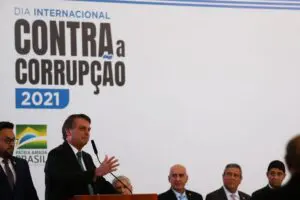 O presidente Jair Bolsonaro (PL) deu mostras recentes de um comportamento que parecia ter deixado de lado: as reações explosivas. Irritado, ele falou palavrões publicamente, reclamou da Anvisa (Agência Nacional de Vigilância Sanitária) e subiu o tom contra o STF (Supremo Tribunal Federal).