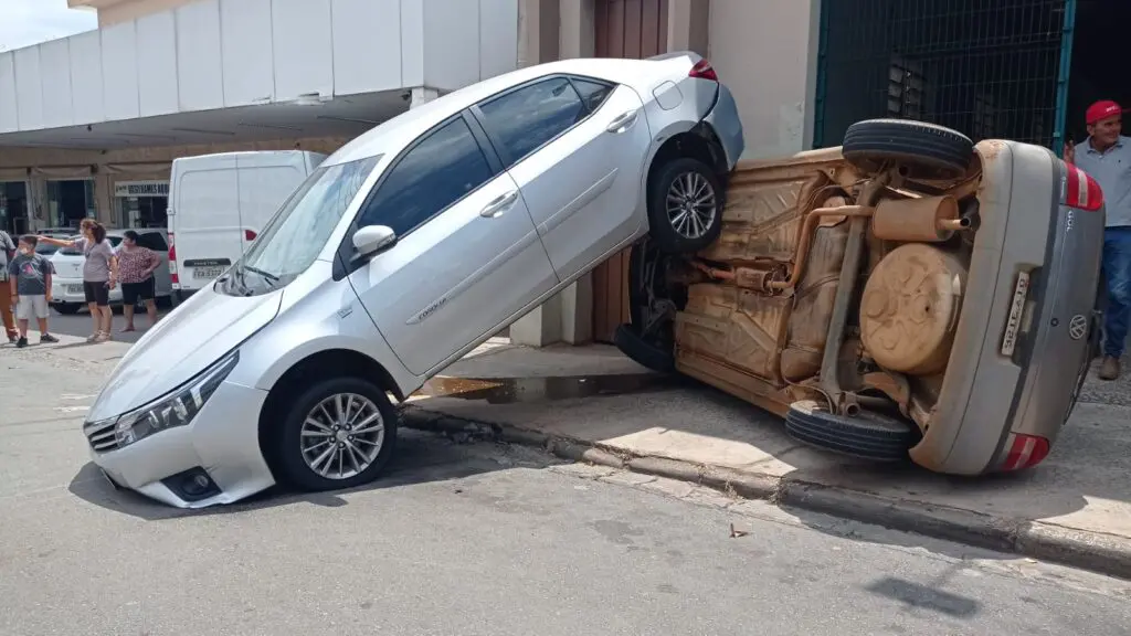 IDOSO BATE O CARRO EM LIMEIRA