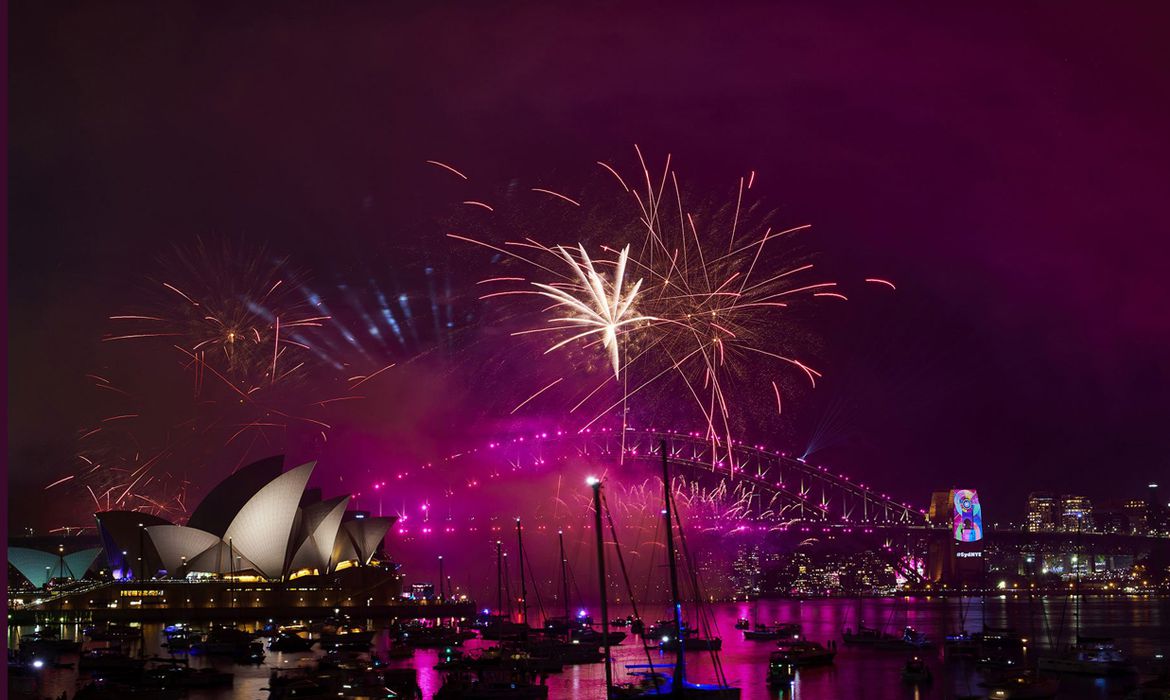 Austrália e Nova Zelândia comemoram a chegada de 2022 com luzes e queima de fogos de artifício