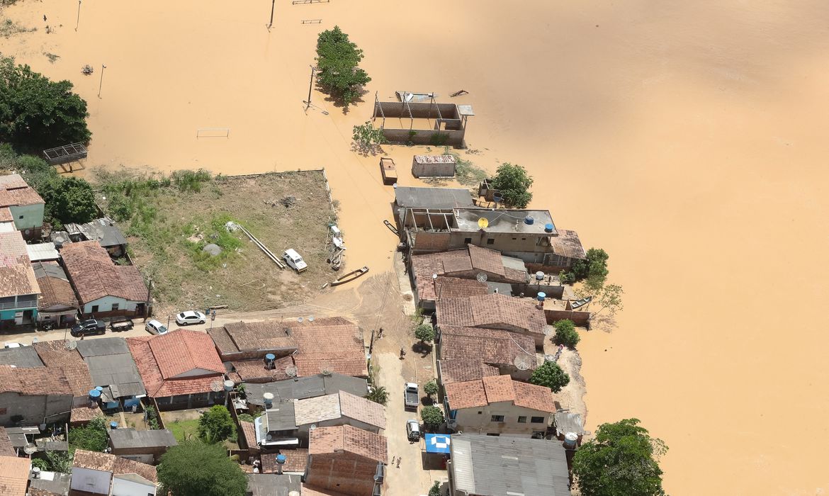 Enchentes matam 24 pessoas na Bahia