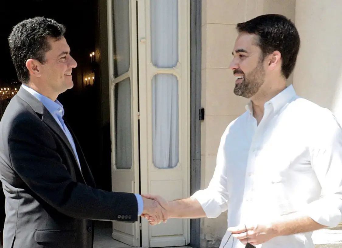 O governador do Rio Grande do Sul, Eduardo Leite (PSDB), se encontrou na manhã deste sábado (4) com o ex-juiz e presidenciável Sergio Moro (Podemos). A reunião acontece uma semana depois de Leite perder para o governador de São Paulo, João Doria, as prévias do PSDB que escolheram seu pré-candidato à Presidência da República em 2022.