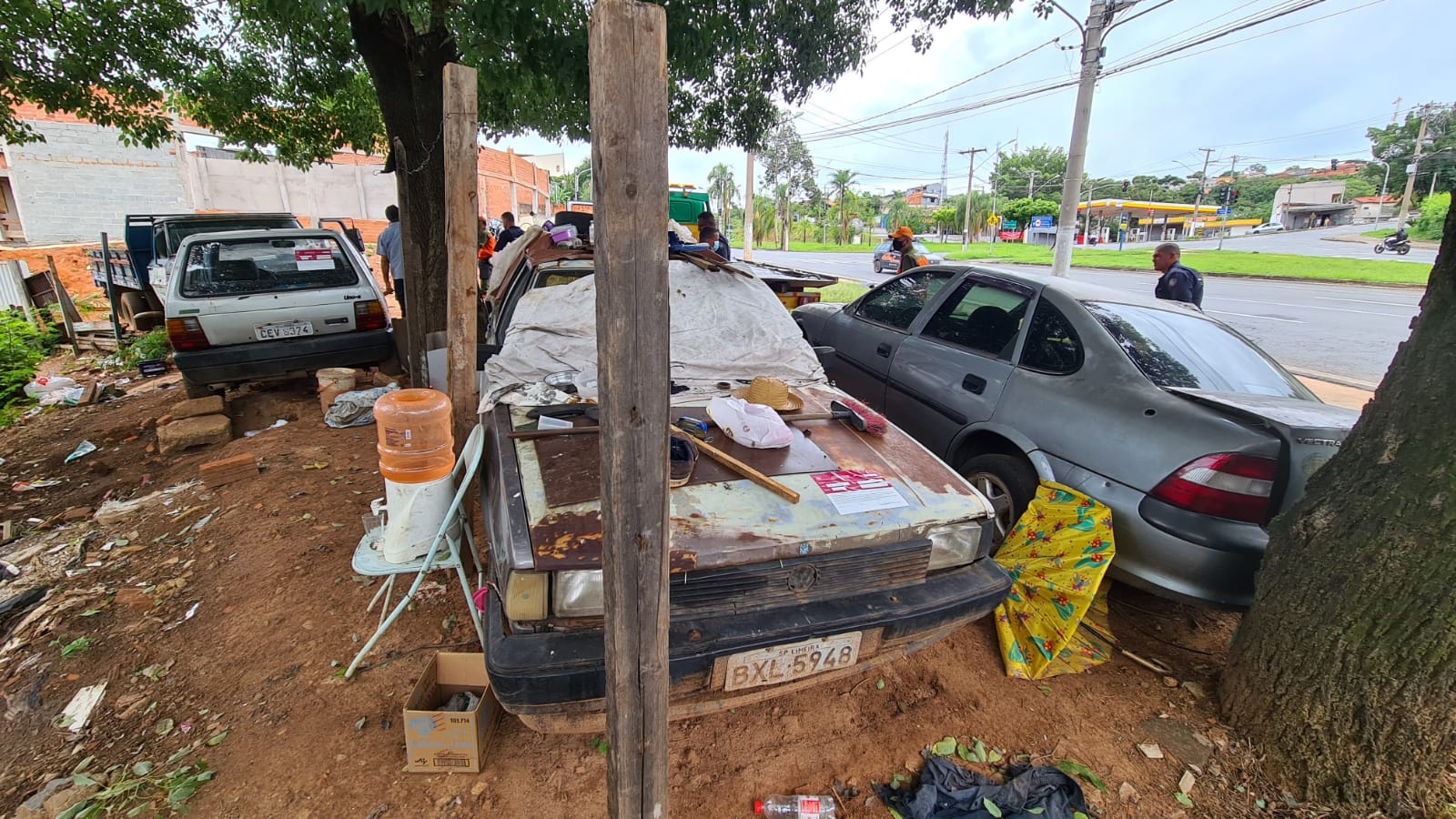 Veículos em estado de abandono são recolhidos no Jardim Hortência, em Limeira