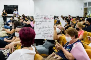 Profissionais da educação protestam na Câmara de Limeira contra subsídio à SOU Limeira