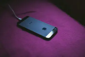 Idosa morre após celular que estava carregando pegar fogo, em Limeira