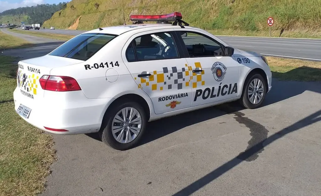 Caminhonete capota na Limeira-Piracicaba e motorista foge do local