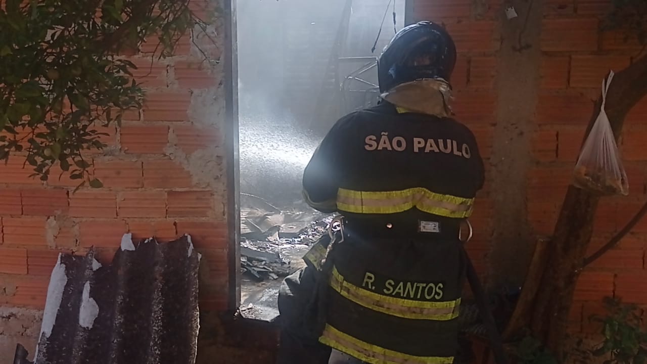 Criança de 6 anos brinca com fósforo e ateia fogo em casa na zona rural de Limeira