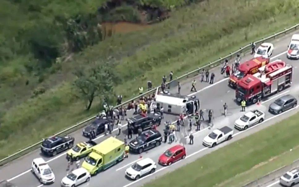 Van com 16 detentos capota na Rodovia Ayrton Senna, em SP, e deixa feridos