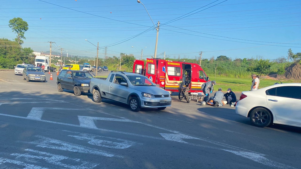 Motociclista quebra a perna em acidente com caminhão no Anel Viário, em Limeira
