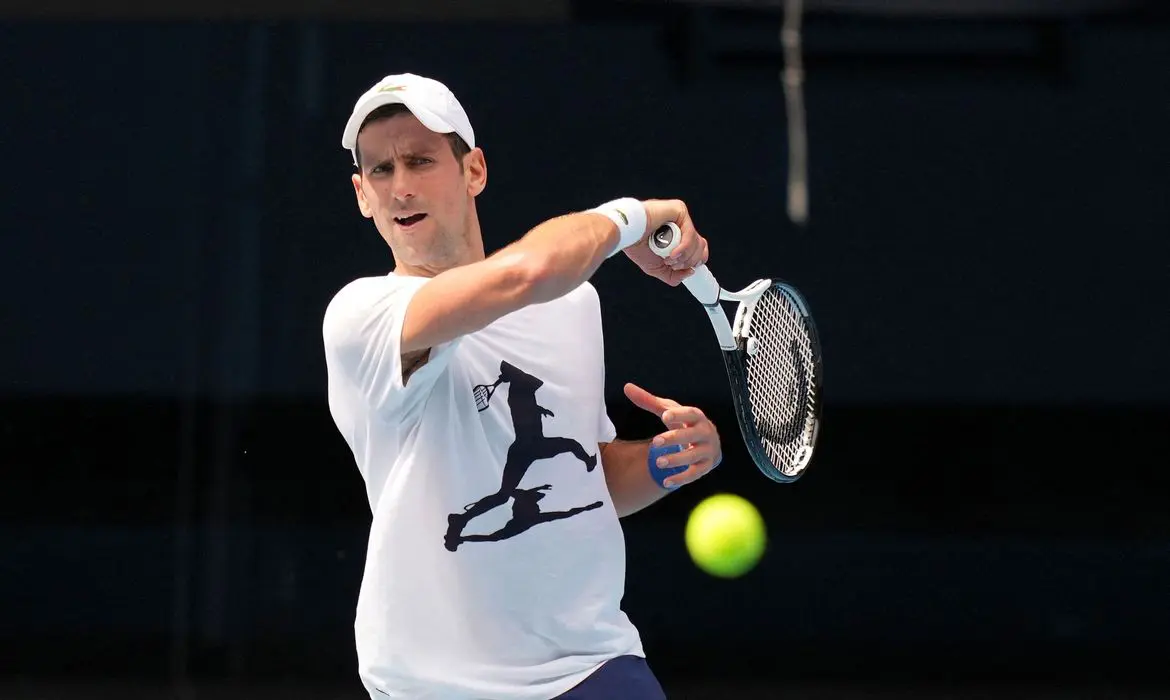 Djokovic chega a Dubai após ser deportado da Austrália