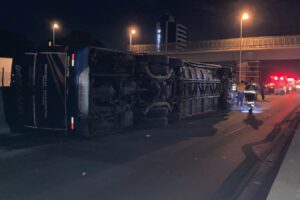 Ônibus tomba na Anhanguera e deixa seis feridos