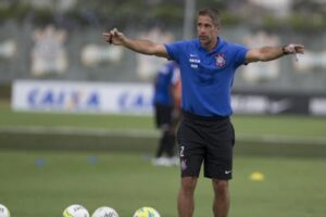 Com Paulinho avançado, Sylvinho planeja Corinthians ideal em jogo-treino