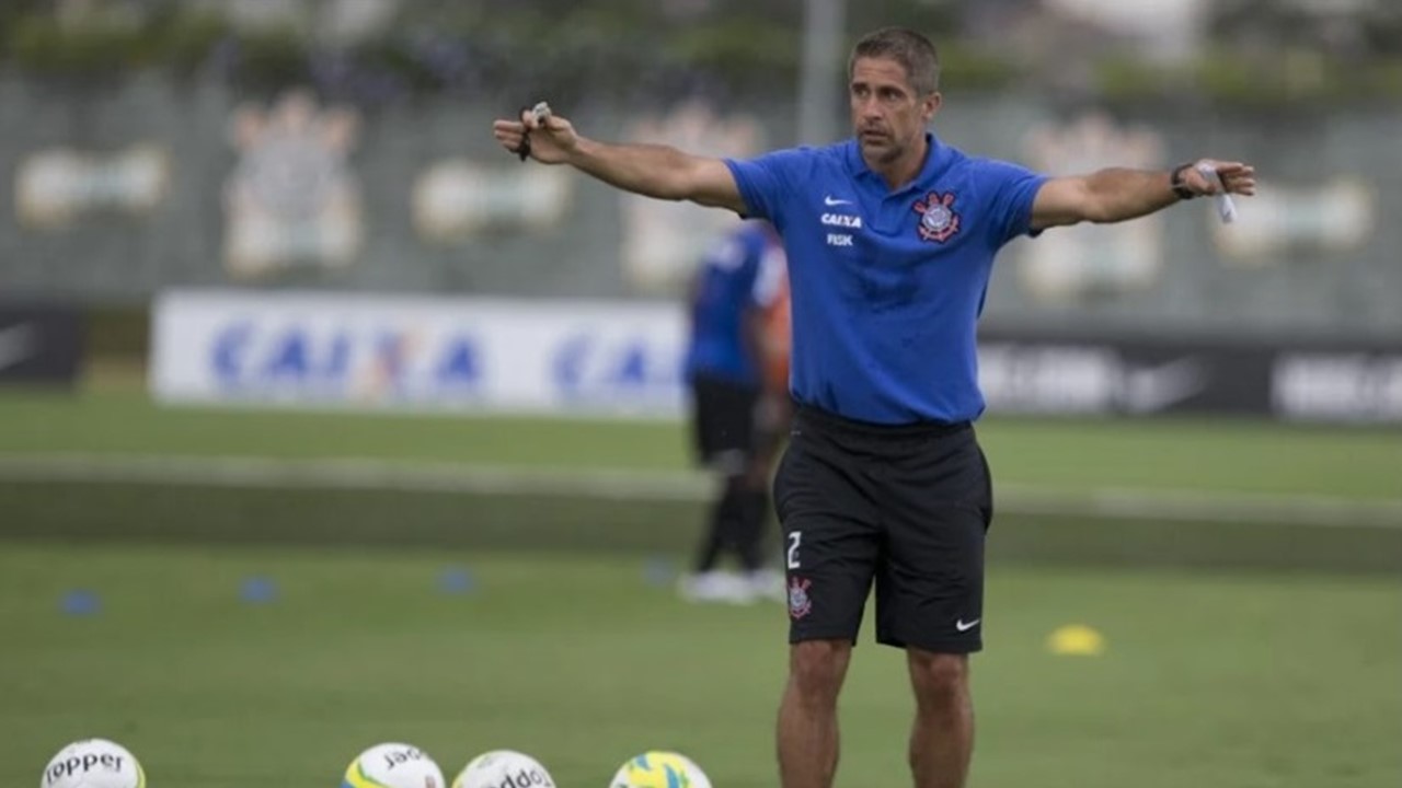 Com Paulinho avançado, Sylvinho planeja Corinthians ideal em jogo-treino