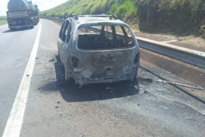 Carro pega fogo na Rodovia dos Bandeirantes, em Limeira