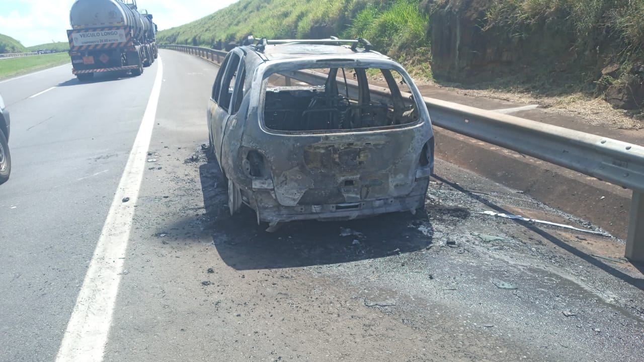 Carro pega fogo na Rodovia dos Bandeirantes, em Limeira