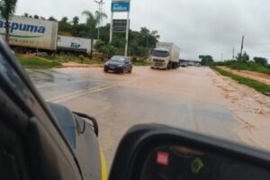 Chuvas destroem pontes e deixam mais famílias desabrigadas em MG