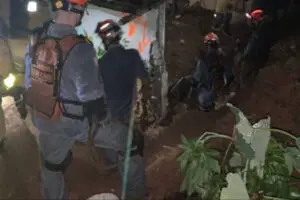 Um deslizamento de terra na madrugada deste domingo (30) deixou três mortos em Embu das Artes, na Grande São Paulo